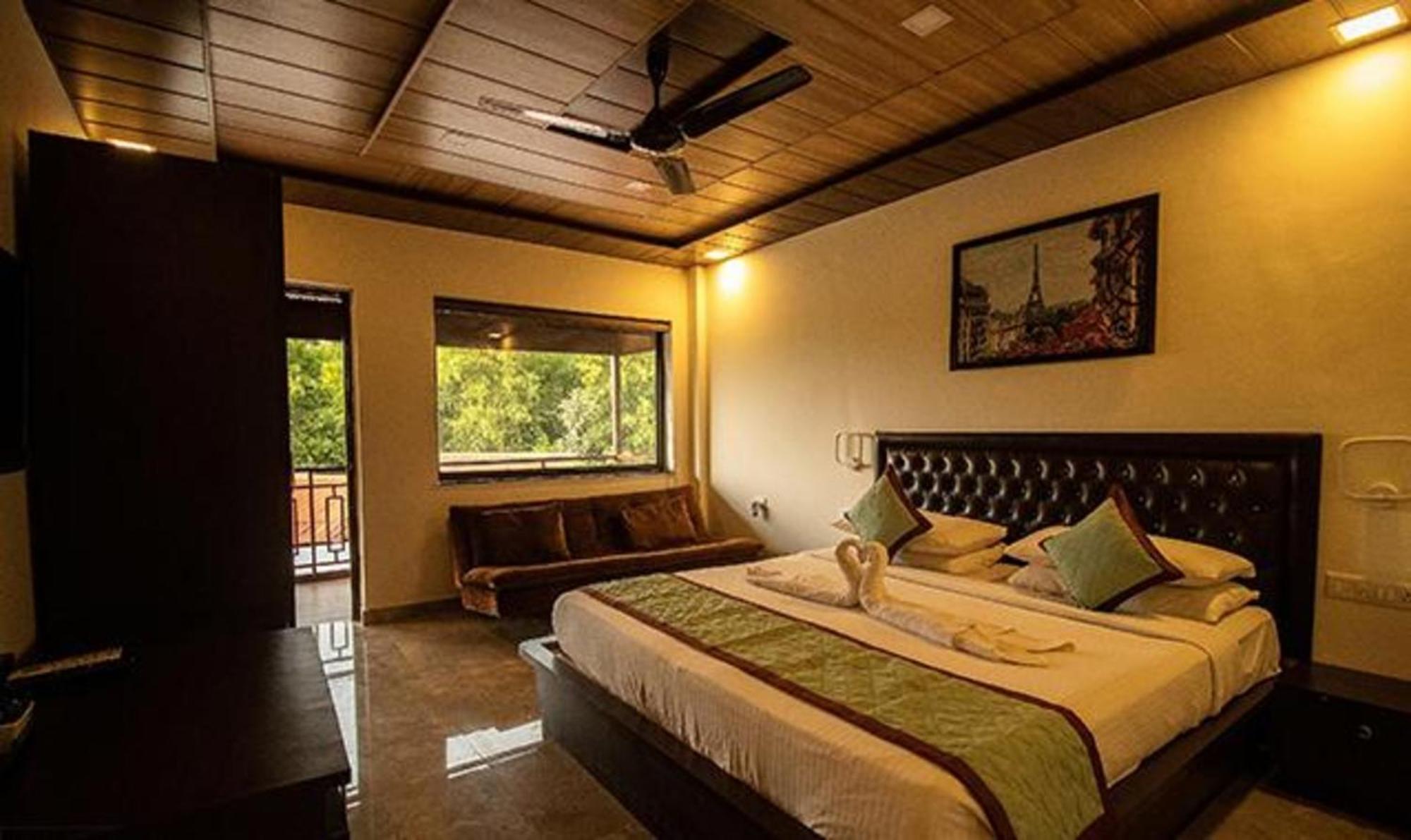 Fabhotel La Gracia Resort Morjim Bagian luar foto