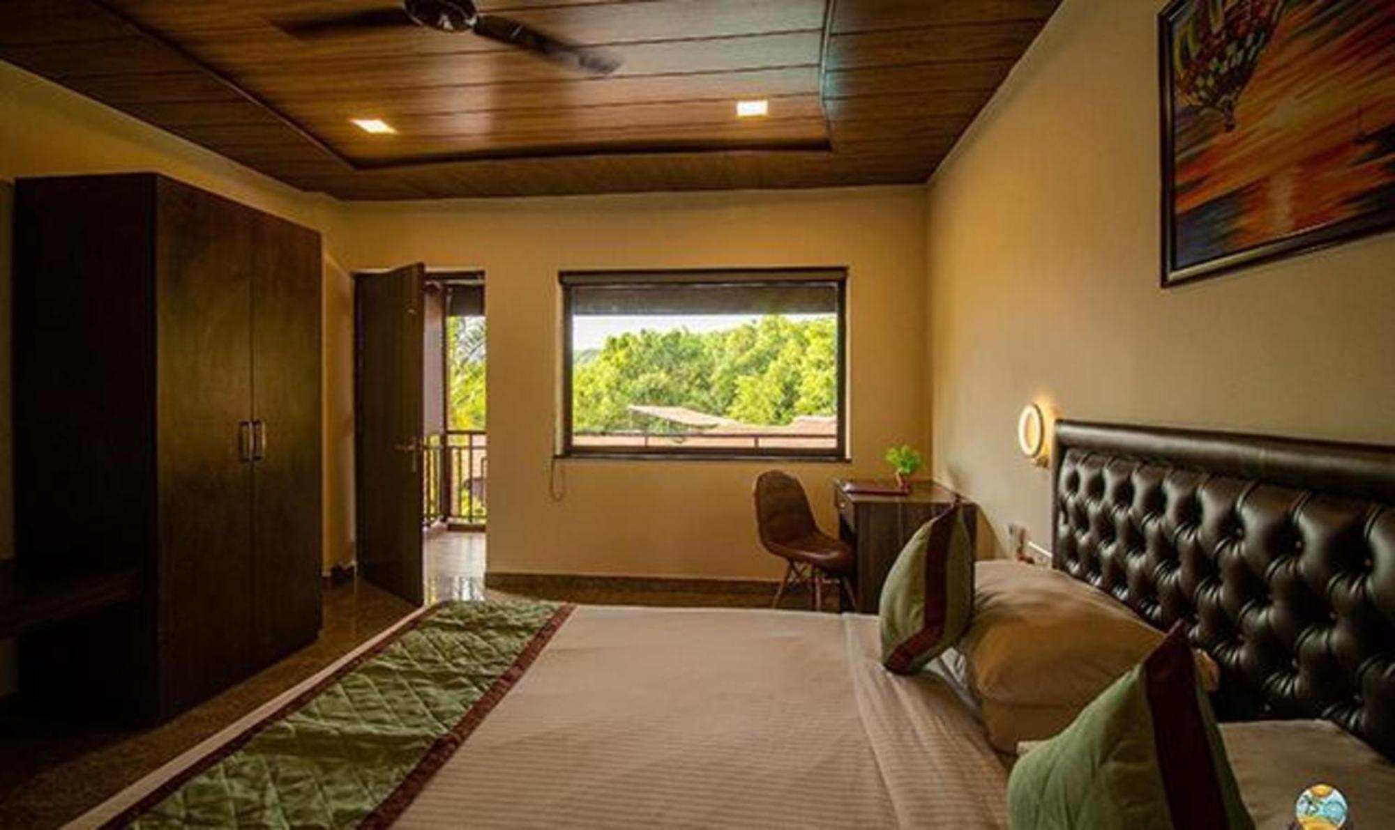 Fabhotel La Gracia Resort Morjim Bagian luar foto