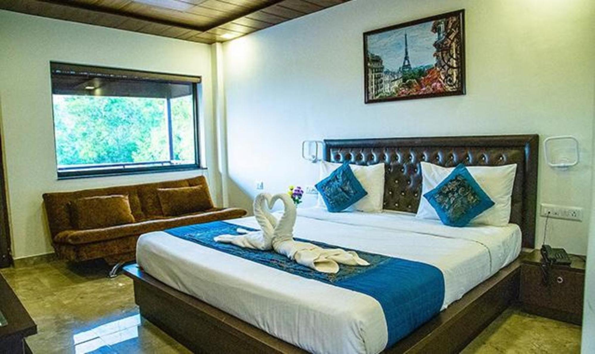 Fabhotel La Gracia Resort Morjim Bagian luar foto