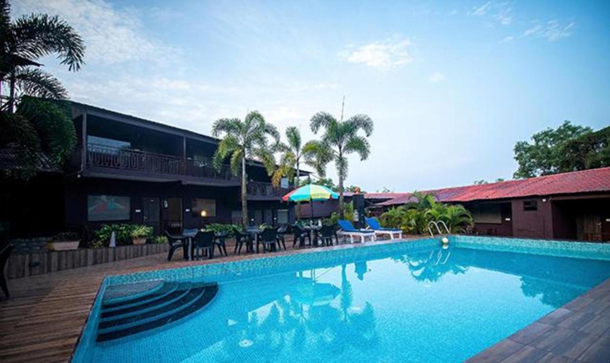 Fabhotel La Gracia Resort Morjim Bagian luar foto